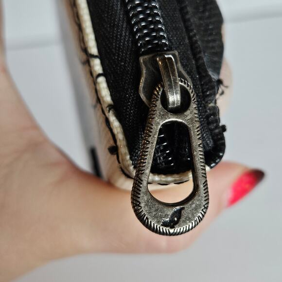 Sakroots Wallet Clutch Wristlet Zip Around Floral Blue White Black Print - Picture 4 of 9